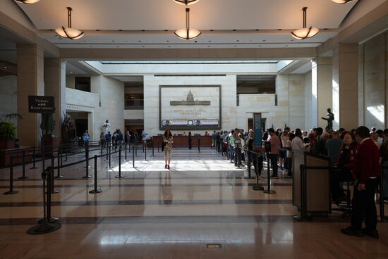 Wir werden in Gruppen eingeteilt und jeder bekommt Audio-Headset und einen Guide—dann gibt es einen 13-Minütigen Film im Kinosaal mit dem Titel „Out of Many, one“ übersetzt: aus vielen wurde eins
Gemeint ist damit die Vereinigung der vielen britischen Kolonien zu den Vereinigten Staaten