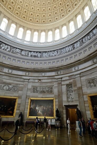 Alle Gruppen laufen los und wir beginnen den Rundgang im Herzstück des Kapitols der „Rotunde“