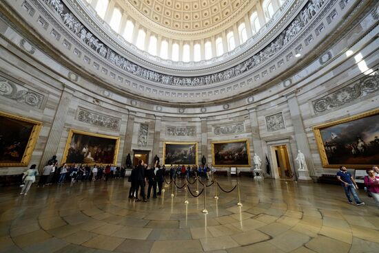 Hier ordnen sich die Grüppchen und wir beginnen mit dem Herzstück des Capitols, der „Rotunde“