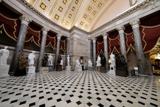 Wir kommen in die aus Sandstein, Marmor und Gips gebaute „Statuary hall“
Hier befindet sich der größte Teil der National Statuary Collection
