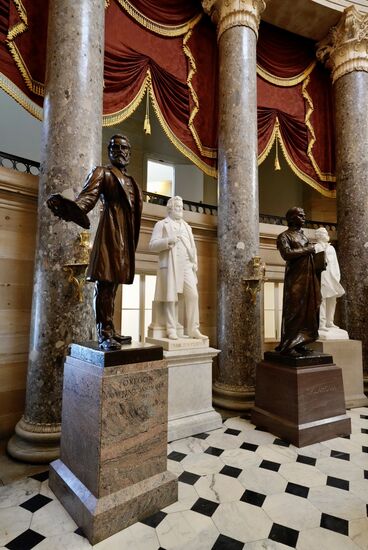 Der Kongress forderte alle Staaten auf, 2 Statuen aus ihrem Staat anzufertigen und der „National Statuary hall Collection“ zur Verfügung zu stellen