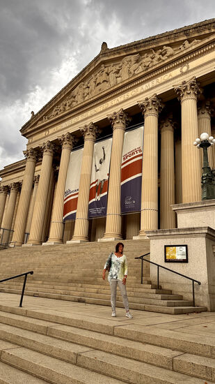 „National Archives Museum“ - hier hat Thomas den Eintritt für 14.45 Uhr online reserviert. Das hat den Vorteil, dass man an der Sicherheitskontrolle eine „fast lane“ nutzen und an den Wartenden vorbeigehen kann.
Die Reservierung erfolgt online über www.recreation.gov - man kann sich hier registrieren und hunderte von öffentlichen Einrichtungen USA-weit buchen. Meistens ist der Eintritt frei. Durch Buchung vermeidet man, dass man bei Tickets nicht leer ausgeht.