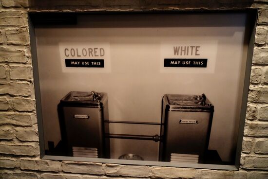 Wasserspender getrennt nach Hautfarbe