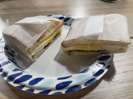 In einem kleinen Café bestellen wir uns Sandwiches mit Schinken, Käse, Ei und Bacon-so eines kostet knapp 10 US$ inklusive Trinkgeld.
15-20% Trinkgeld zu geben ist hier selbstverständlich, es macht das Haupteinkommen der Servicekräfte aus, die als Grundgehalt nur 7-8 US$/Stunde erhalten und davon auch ihre kompletten Sozial- und Krankenkassenbeiträge zahlen