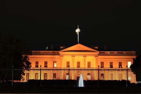 Noch einmal das „Weiße Haus“ in stimmungsvoller Abendbeleuchtung.