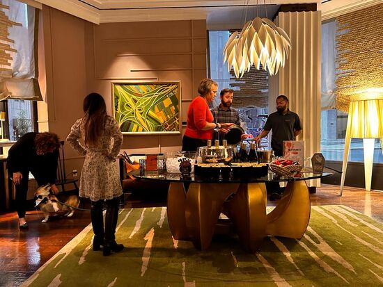 In unserem Hotel „Kimpton“ gibt es jeden Tag von 17-18 Uhr ein Wein-Tasting.
Sehr stilvoll, gemütlich und leckere Weine mit kleinen Snacks
Ein schöner Abschluss vom Tag!