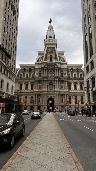 Die „Philadelphia City Hall“ bildet den Mittelpunkt des historischen Stadtkerns