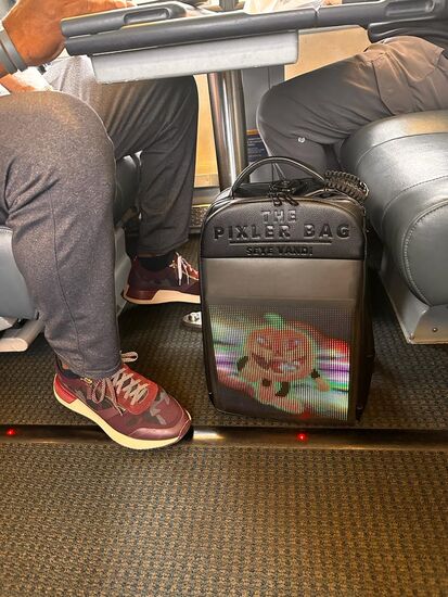 In Baltimore steigt ein cooler Typ mit einem noch cooleren Trolley ein: fasziniert schauen wir auf die beweglichen Bilder—als er unsere Blicke bemerkt, steuert er übers Handy noch andere Szenen ein…