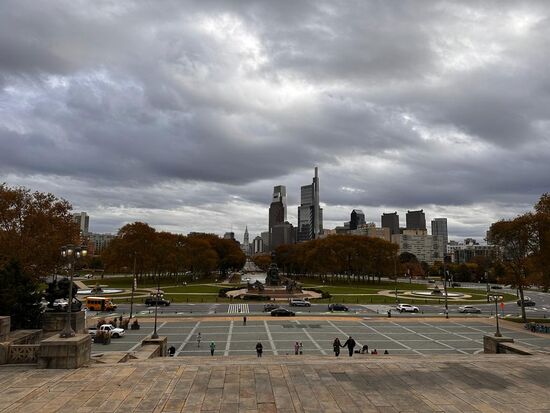 Auf gehts—die Treppe hinauf—ich mache hier den „Rocky-Lauf“ und Thomas filmt mich dabei. Vorher schauen wir uns noch über YouTube an, wie es Rocky gemacht hat