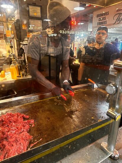 Trotzdem möchte ich es noch einmal probieren und beobachte die Zubereitung:
Da links sieht das Rindfleisch ja noch aus wie Fleisch…rechts schon eher wie Gyros…