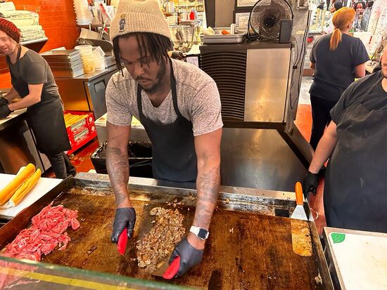 …..und noch später wie gekochtes Rindermett.
Dann kommt es auf 2 Scheiben American Cheese, wird mit Zwiebeln garniert und dann zusammengequetscht, bis der Bratensaft und das Fett aus dem Fleisch das ganze Brötchen durchtränkt hat. Den Rest besorgt dann noch mit Alufolie verstärktes Pergamentpapier, damit auch kein Tropfen Fett am Gast vor dem Verzehr verloren geht. 