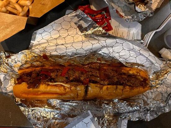 So sieht das dann aus, wenn es fertig ist-mit großer Erwartung öffne ich das zerdrückte, gerollte Päckchen: Thomas genießt es mit Appetit, ich dagegen esse es weil ich ausgehungert bin und es so teuer war…