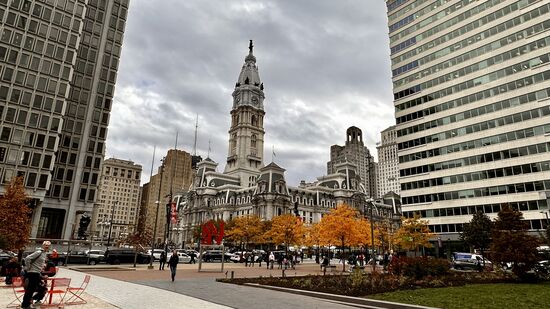 Das Rathaus von Philadelphia, ist die „Philadelphia City hall“ —sie ist sehr dominant und steht mitten auf dem „Penn Square“, wo sich die Broadway Street und die Market Street rechtwinklig kreuzen