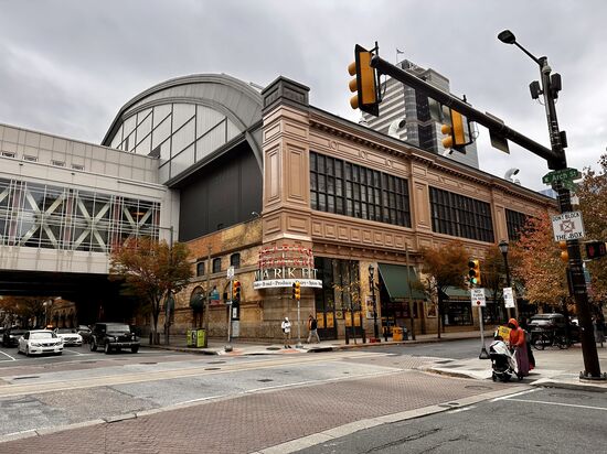 Das ist der „Reading Terminal Market“ wir sind hungrig und da sind wir hier richtig.
Philadelphia ist bekannt für das „Philly Cheesesteak“-Thomas liebt es - ich erinnere mich, dass ich es in New York probiert habe und nicht so begeistert war.