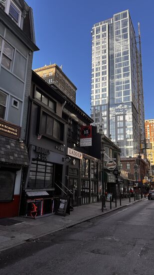 Philadelphia ist die Fünftgrößte Stadt der USA und gleichzeitig die bedeutendste, da hier der Geburtsplatz von Amerika ist, den wir nun besuchen werden.
Es ist kalt, gerade mal 10 Grad, aber zu Fuß bekommt man einiges von dieser Stadt der Gegensätze mit. Hier gibt es Hochhäuser….