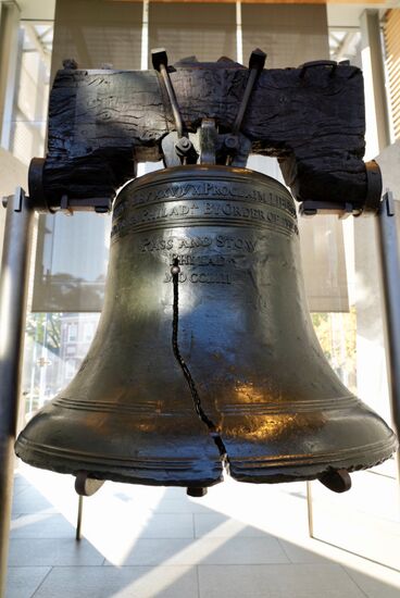 Die „Liberty Bell“, die 1751 in London gegossen wurde,  trägt übersetzt die Inschrift: „Verkünde Freiheit im ganzen Land für alle seine Bewohner“ Diesen Auftrag erfüllte die Glocke, als sie 1776 während der ersten öffentlichen Lesung der Unabhängigkeitserklärung läutete.