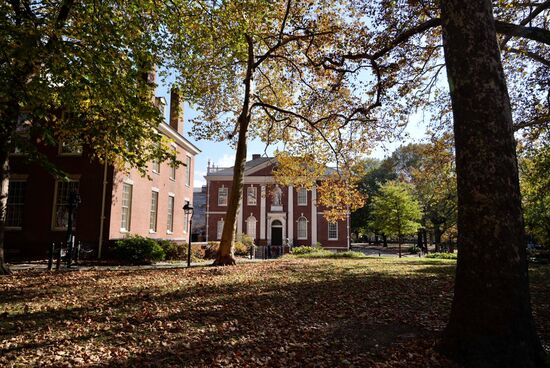 Das ganze Gelände ist abgesperrt, und man darf es nach flughafenähnlichen, ausführlichen Sicherheitsvorkehrungen betreten. Im „Visitor-Center“ sind heute auch noch kurzfristig einige Karten zu bekommen