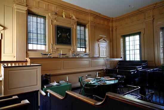 Ein älterer Ranger übernimmt die Führung der tour und erklärt uns die Räume, wie hier den Gerichtssaal -