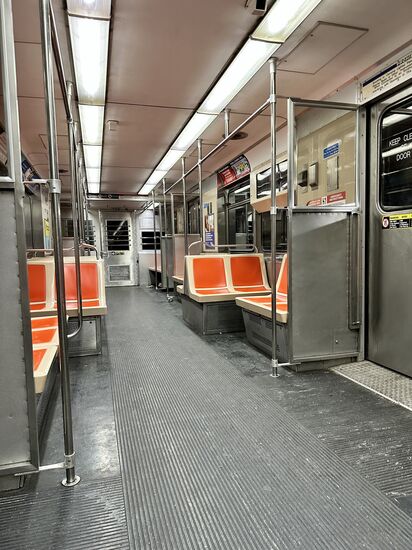 Thomas fährt nun mit der U-Bahn aus der Stadt heraus zum Stadion der „Philadelphia Eagles“ um dort ein Trikot für Dennis zu besorgen-hier hat er ein U-Bahn Abteil für sich allein…