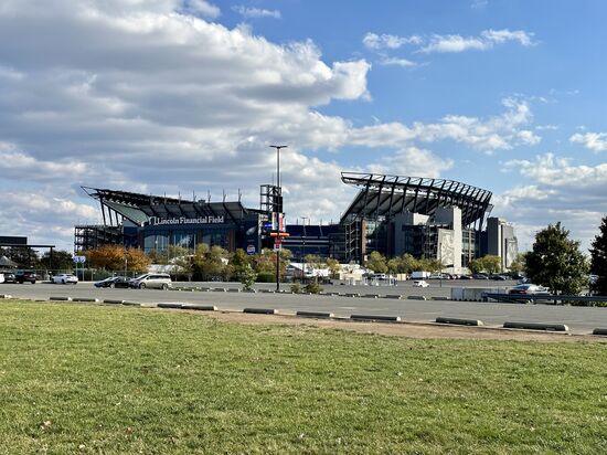 Nach nur 30 Minuten hat er das Stadion erreicht und wird dort auch fündig!