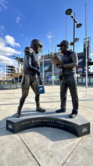 Wie schon einmal vor über 3 Jahren präsentiert er stolz die Einkaufstasche …