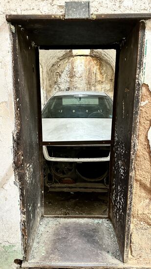 Einige Zellen wurden für Künstler freigegeben. Wir rätseln, wie dieses Auto in die kleine Zelle kam…