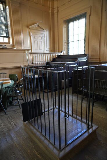 In dem früher Verhandlungen durchgeführt wurden-so ist hier auch noch der typische „Käfig“ für den Angeklagten zu sehen