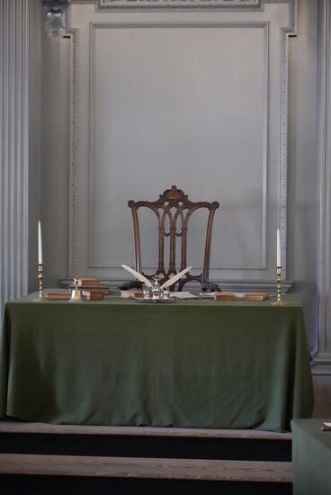 mit dem Original Stuhl von George Washington, auf dem er während des Verfassungskonvents saß.