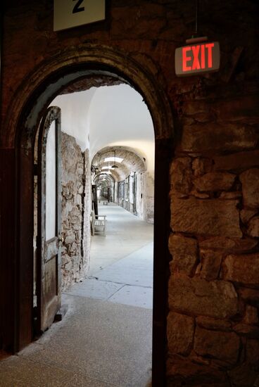 Das Gefängnis ist sternförmig angelegt und verfügt über 7 Trakte mit je 2 Gängen und hier jeweils 2 Geschosse.