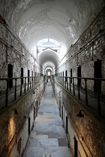 Die Gänge sind teilweise 240m lang…hier über 2 Stockwerke