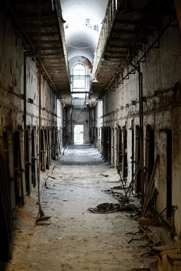 Es gibt 450 identische Zellen von je 6qm—diese sind auf 7 doppelten Seitenflügeln verteilt