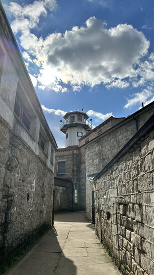 Die Häftlinge durften 2x für eine halbe Stunde auf den ummauerten Hof