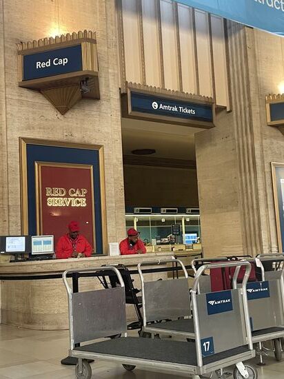 Lustig , dieses Service-Center mit dem witzigen Namen: „Red Cap Service“