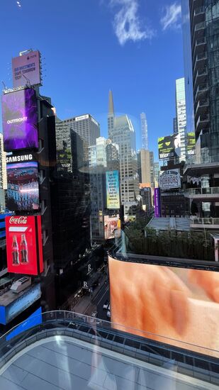 Die Rezeption befindet sich im 11. Stock