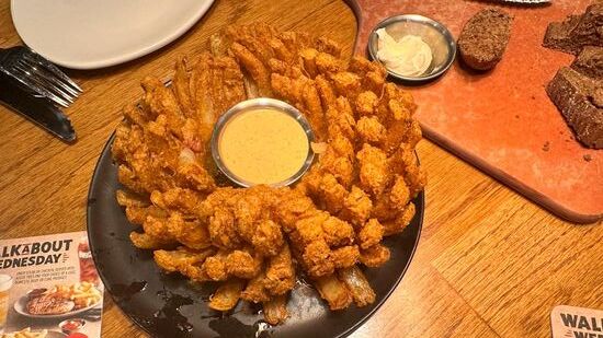 Wir fahren mit dem Bus zum „Outback steakhouse“ -hier als Vorspeise eine „Blooming  Onion“