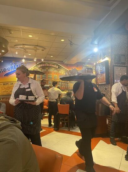 Hier herrscht Trubel und es gibt typisch amerikanisches Frühstück: Eier, Bacon French Toast…