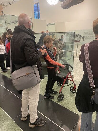 Wir hatten eine ganz süße Guide: Pam, eine ganz zierliche kleine Person, die mit viel Hingabe und sehr deutlich einige der Ausstellungsstücke erklärt