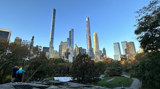 Hier trifft man auch schon verschiedene Gruppen, die beim Marathon mitlaufen werden