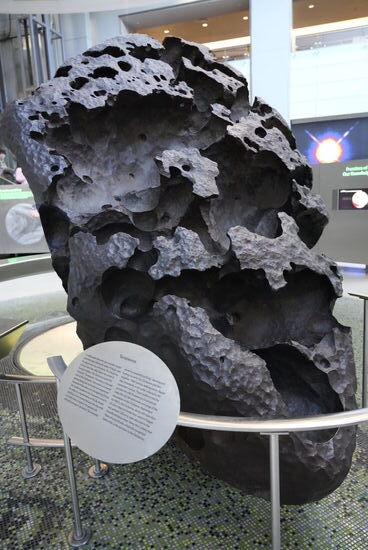 Dieser Meteorit, der Willamette, wiegt über 35 Tonnen und wurde Anfang des 20.Jhd  in den USA gefunden