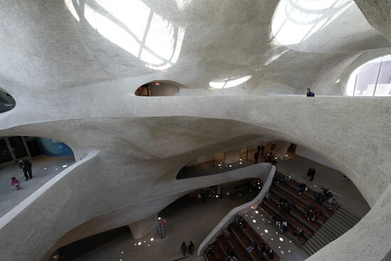 Die wellenförmige Struktur aus Beton stammt vom Architekten Richard Gilder