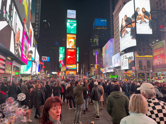 Irgendwie wird es von Abend zu Abend voller am Times-Square…