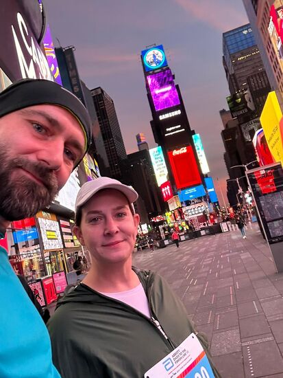 In der Früh bekommen wir dieses Foto der Beiden: sie sind unterwegs zum ersten Lauf, dem : „Abbott dash to the finish line 5k“
