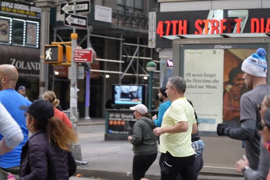 DA!!!! Sind Dennis&amp;Tina—leider auf der anderen Straßenseite, sodass wir sie nur kurz von hinten erwischen.