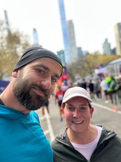 Wenig später bekommen wir das „Finish-Foto“ Tina ist eine gute Zeit gelaufen—für Dennis war es eher ein Trainingslauf für morgen….