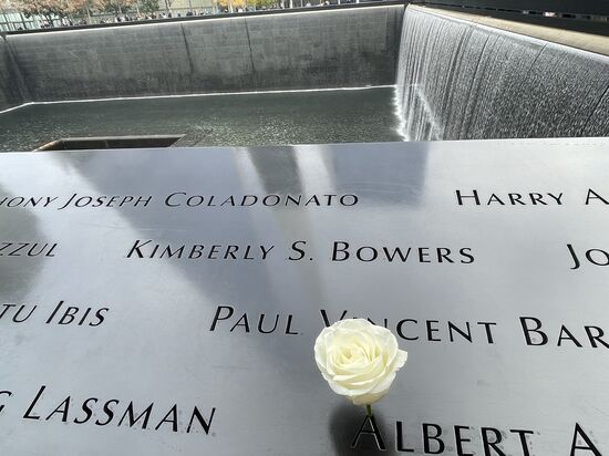 Thomas hat Karten für das 9/11 Museum besorgt—wir nehmen die U-Bahn dorthin und verbringen die Wartezeit draußen an den Denkmälern