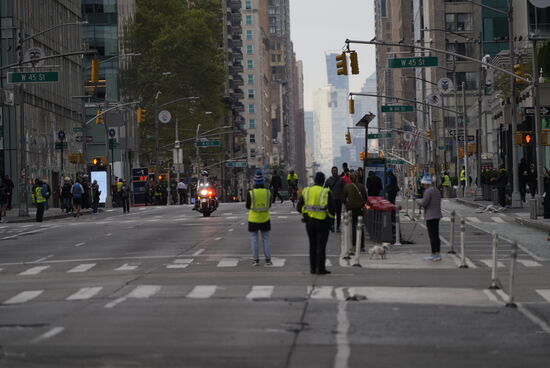Wir gehen eine Straße weiter und warten