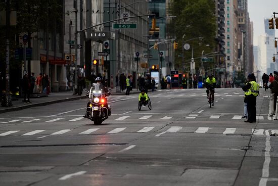 Die Vorhut bildet ein Mann der ohne Beine ein Zweirad mit Muskelkraft aus den Armen vorantreibt