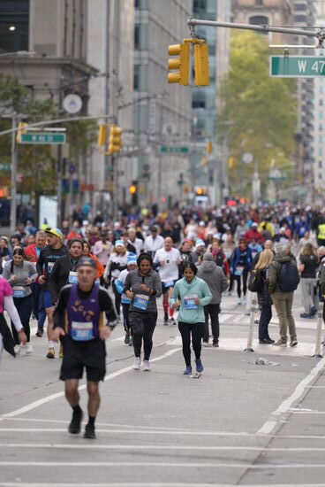 Manche sind schon sichtlich erschöpft und gehen. Bewundernswert wie viele Ältere, also ü 70 oder gar 80 man sieht…