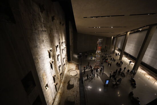 Außer den „Memorial“-Räumen, in denen man nicht fotografieren darf, gibt es noch viele originale Teile und Säulen