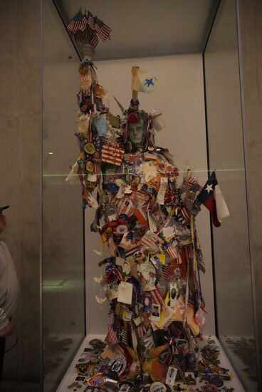 Zum Gedenken haben viele Feuerwehrmänner aus aller Welt Sticker und Anstecknadeln gestiftet.